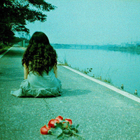 陪你把幸福装满:唯美女生背影长发头像:一个人不_WWW.TQQA.COM