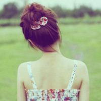 陪你把幸福装满:唯美女生背影长发头像:一个人不_WWW.TQQA.COM