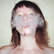 拿着酒的欧美颓废女生头像_WWW.TQQA.COM