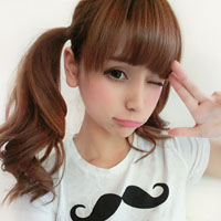 阳光下微笑的女生头像:生活要乐观_WWW.TQQA.COM