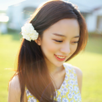 唯美拿白色花的女生头像:朦胧的意境_WWW.TQQA.COM