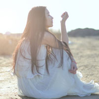 唯美阳光女生头像侧面:和你的记忆在慢慢褪色_WWW.TQQA.COM