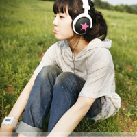 让想念的歌不在唱:带着耳机听着歌的唯美头像_WWW.TQQA.COM