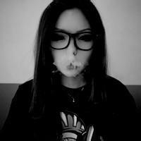 QQ灰色头像女生抽烟型:拽和酷就是我的个性_WWW.TQQA.COM