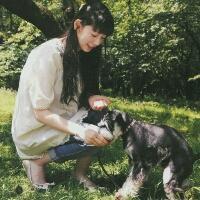 手里拿袋鱼的头像:蓝色背景唯美小清新_WWW.TQQA.COM