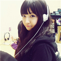 让想念的歌不在唱:带着耳机听着歌的唯美头像_WWW.TQQA.COM