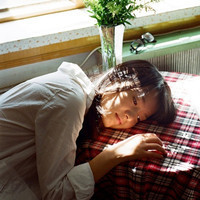 纯真女孩QQ头像:回忆温暖了记忆_WWW.TQQA.COM