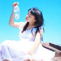 手里拿袋鱼的头像:蓝色背景唯美小清新_WWW.TQQA.COM