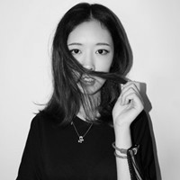 低着头的灰色长发女生头像:伴我左右_WWW.TQQA.COM