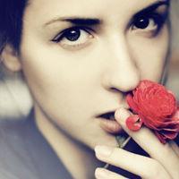 带花的女生头像:你是唯一不可替代_WWW.TQQA.COM