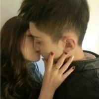 情侣接吻头像:情侣专用:一左一右分开_WWW.TQQA.COM