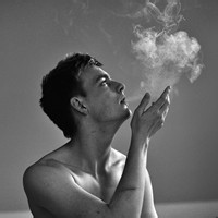 QQ欧美头像:帅哥颓废:每天让自己多想你一点_WWW.TQQA.COM