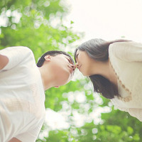 接吻情侣头像一对:一左一右图组:羡慕他们_WWW.TQQA.COM