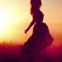 你:就是我最美的风景:夕阳下温暖和煦的唯美女生_WWW.TQQA.COM
