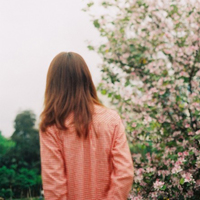 消失在人海的爱:森系背影头像女生:喜欢蓝色的百_WWW.TQQA.COM