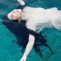 绿色意境女生头像:喜欢夏天闻雨的味道_WWW.TQQA.COM
