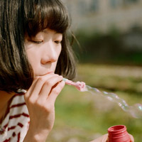 欧美头像女生:盘腿坐着的发呆i_WWW.TQQA.COM