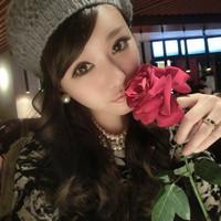 抱着小狗的可爱女生头像:卖萌是与身俱来的天赋_WWW.TQQA.COM