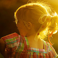 唯美阳光女生头像侧面:和你的记忆在慢慢褪色_WWW.TQQA.COM