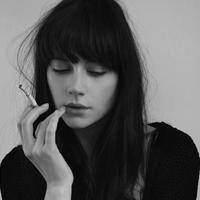 你的眼泪只是一种无奈:QQ灰色头像吧女头:爱上星_WWW.TQQA.COM