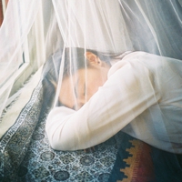 欧美意境好看女生头像:故事里的她_WWW.TQQA.COM