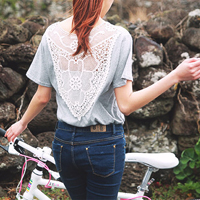 陪你把幸福装满:唯美女生背影长发头像:一个人不_WWW.TQQA.COM