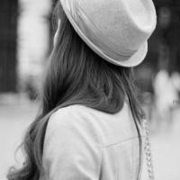 伤感灰白女生头像:这次:换我等你_WWW.TQQA.COM