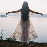 海边背影唯美女生QQ头像:海天连一线_WWW.TQQA.COM