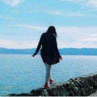 蓝色天空下的女生唯美头像:放手去爱_WWW.TQQA.COM