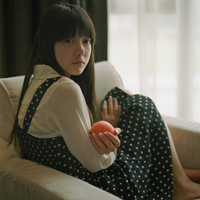 采蘑菇的小姑娘:意境森系女头_WWW.TQQA.COM