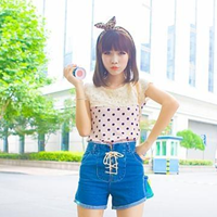 手里拿袋鱼的头像:蓝色背景唯美小清新_WWW.TQQA.COM