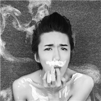 灰色帅哥头像:坚强的自己_WWW.TQQA.COM