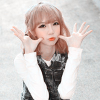剪刀手吐舌头扮可爱女生头像:95后女头吧精选_WWW.TQQA.COM