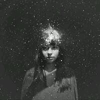 低着头的灰色长发女生头像:伴我左右_WWW.TQQA.COM