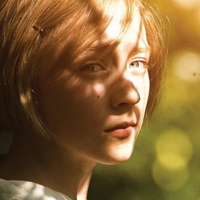 欧美头像女生:盘腿坐着的发呆i_WWW.TQQA.COM