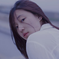欧美头像女生:盘腿坐着的发呆i_WWW.TQQA.COM
