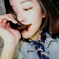 QQ非主流头像女生吸着烟感受寂寞_WWW.TQQA.COM
