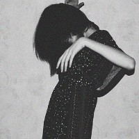 妩媚灰色美女头像:漂亮姑娘:光芒万丈_WWW.TQQA.COM