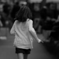 逆光黑白头像图片:伤感黑白女头:甘愿做你的影子_WWW.TQQA.COM