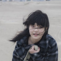采蘑菇的小姑娘:意境森系女头_WWW.TQQA.COM