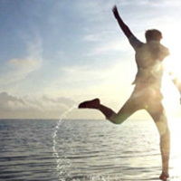 在海边的情侣头像一对2张:这种唯美意境好幸福_WWW.TQQA.COM