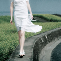 唯美长裙自然风:你不爱有人爱_WWW.TQQA.COM