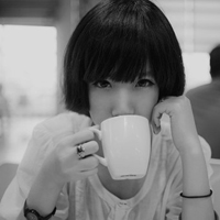 你的眼泪只是一种无奈:QQ灰色头像吧女头:爱上星_WWW.TQQA.COM