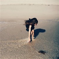 海边意境欧美女生头像_WWW.TQQA.COM