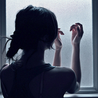 陪你把幸福装满:唯美女生背影长发头像:一个人不_WWW.TQQA.COM