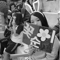抱着习惯的可爱卖萌头像女生:冬天还没完就想到_WWW.TQQA.COM