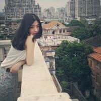 手里拿袋鱼的头像:蓝色背景唯美小清新_WWW.TQQA.COM