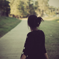 陪你把幸福装满:唯美女生背影长发头像:一个人不_WWW.TQQA.COM