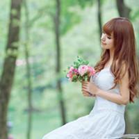 唯美拿白色花的女生头像:朦胧的意境_WWW.TQQA.COM