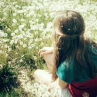 森系女生qq头像伤感:抱着回忆等半年_WWW.TQQA.COM
